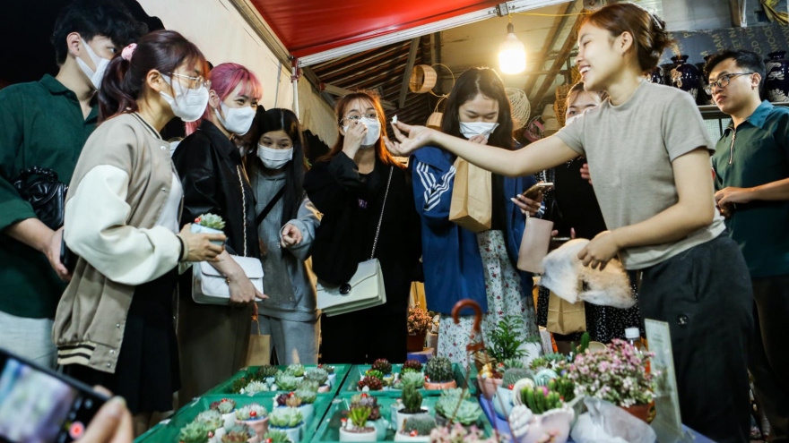Quang An night flower market bustling ahead of Valentine’s Day